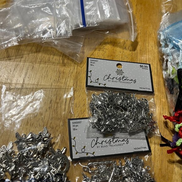 Charms and Gift Bags Lot - Over 800 Pieces - Picture 13 of 15